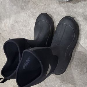 Kids muck boots size 7 worn 3 times